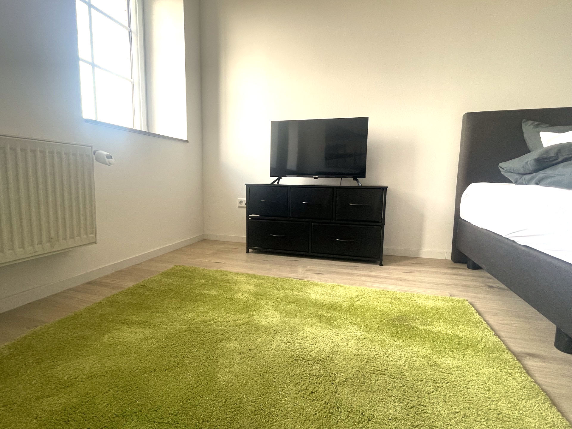 Abendsonne – Wohnbereich mit Smart-TV