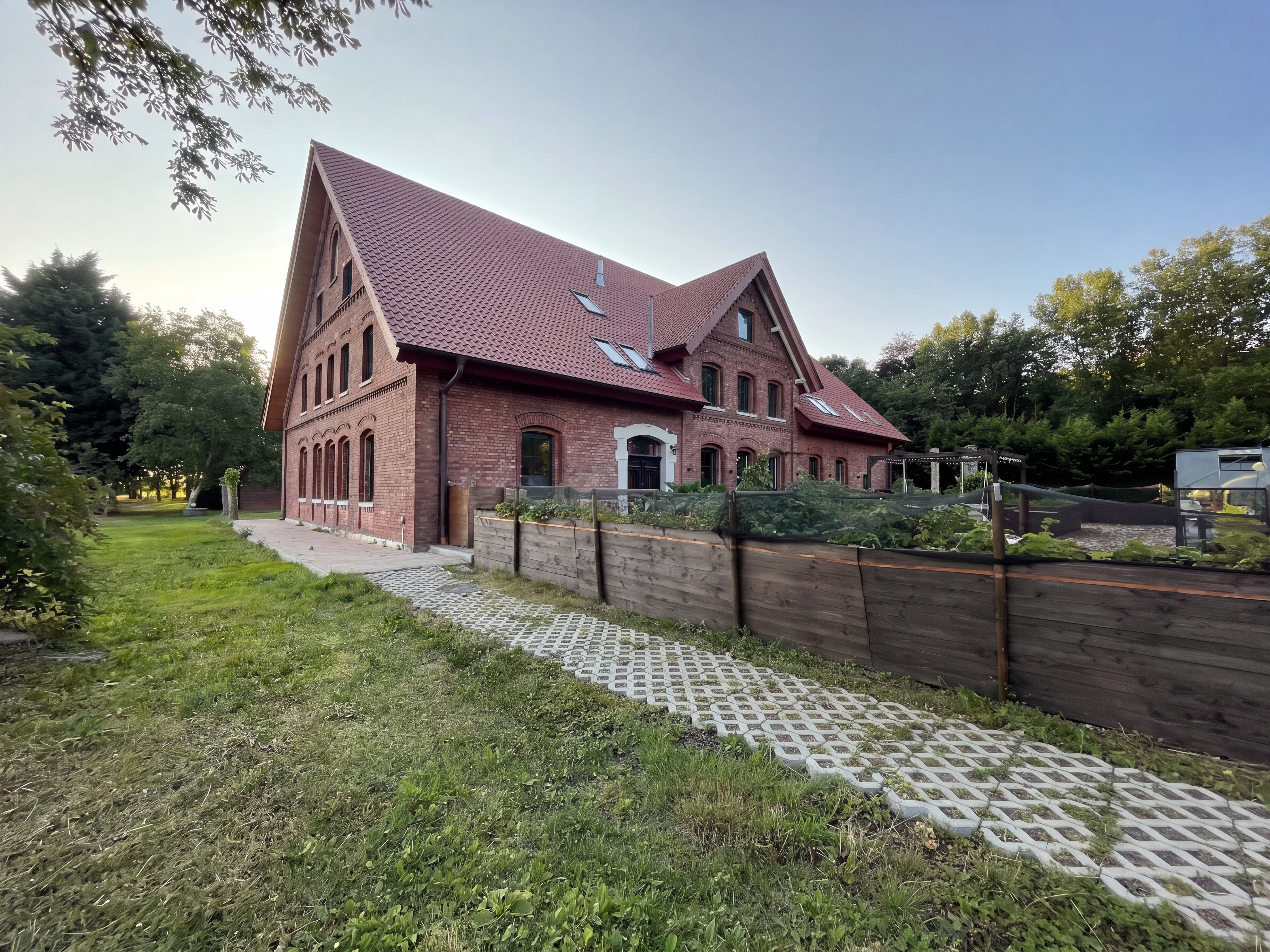 Historisches Backstein-Hofgebäude von Hof Heinrich im Grünen