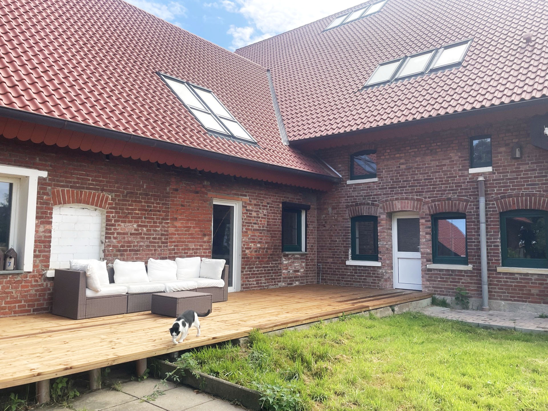 Außenbereich mit Terrasse und Grünfläche